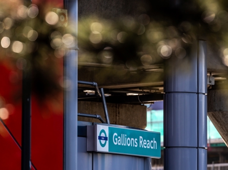 Gallions Reach DLR sign